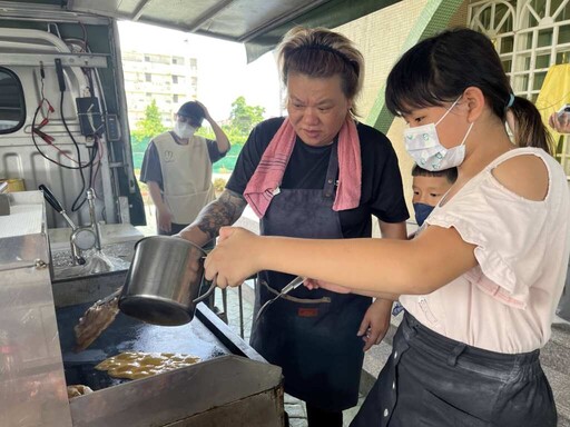 蔥抓餅車現身彰化家扶課輔安親班 用美味陪伴弱勢學童