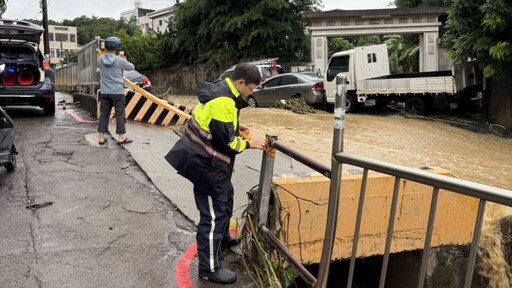 連夜強降雨致排水溝暴漲六車落水 彰警持續應變、保障用路人安全