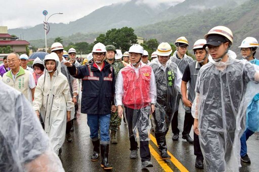卓揆赴高雄勘災 指示儘速搶通台20線及台29線受損路段、全力搜救墜車民眾