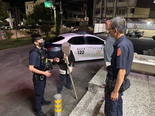 異地老翁夜困街角！ 警車成 為唯一歸途