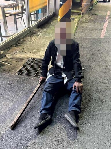 異地老翁夜困街角！ 警車成 為唯一歸途
