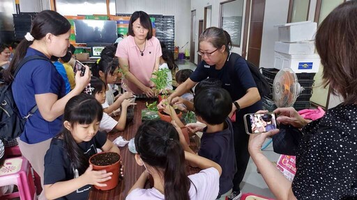 福德國小夏日樂學走出教室 農場「玩」出英語力及環境教育素養