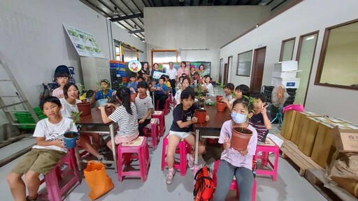 福德國小夏日樂學走出教室 農場「玩」出英語力及環境教育素養