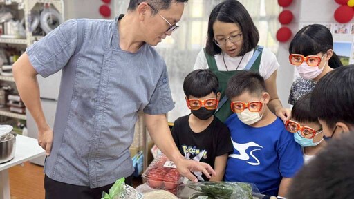 影/民眾黨彰化黨部主委化身「阿宗師」 揪自強兒下廚做Pizza過父親節