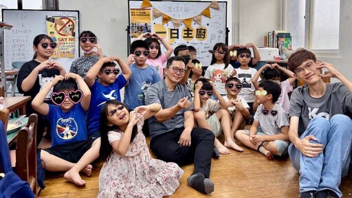 影／民眾黨彰化黨部主委化身「阿宗師」 揪自強兒下廚做Pizza過父親節