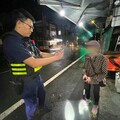 八旬嬤烈日街頭迷途 警民攜手護送返家