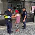 颱風日不畏風雨 崙背警助失智婦返家團圓