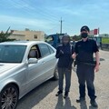 導航帶歪路! 夫妻車陷農田進退不得 警到場拖吊解圍
