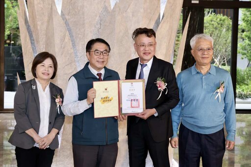 清景麟、白天鵝公私協力 捐200萬助台南賑災