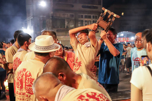 2025「嘉義好神」建德宮火燈夜巡點燈 氣氛熱鬧盛大