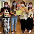 影／圖書館老師陪伴福興日照長者創作手提袋 展現獨一無二風格