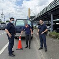 正午驕陽車拋錨路中險象環生 斗六警揮汗推車護暢安民贏掌聲