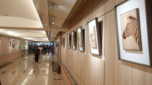 影／醫療空間添藝術溫度 彰化醫院烙畫公益展療癒人心