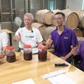 影／魏應充化身業師傳授經營心法 新和春醬油與路葡萄莊園迎新契機