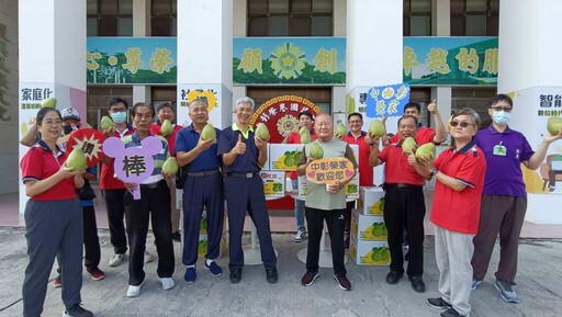 榮民李雅雄捐贈文旦 預祝中彰榮家長輩歡度秋節