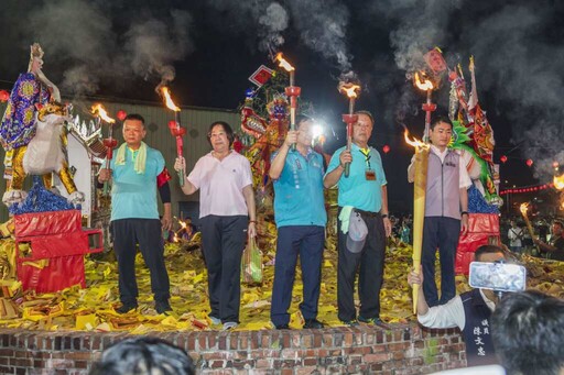 大士爺祭壓軸「火化升天」 信徒和遊客塞爆民雄小鎮