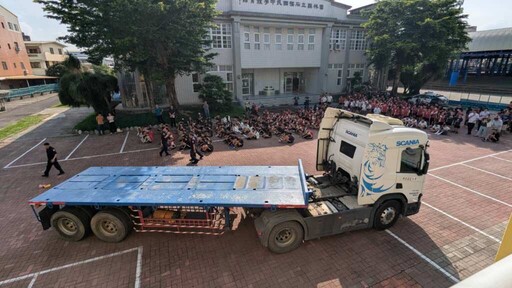 斗六警深入校園揭內輪差險境！ 學生驚呼死角體驗上震撼教育