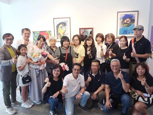 在抽象色彩間抒發生命重量 賴櫟安個展《快樂你我他》展現堅毅與溫暖