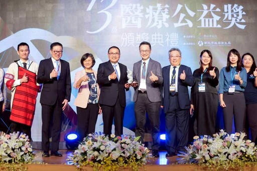 新北市第13屆醫療公益獎 侯友宜頒獎表揚優秀醫事人員及醫院