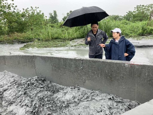 花蓮馬太鞍溪堤防破口釀淹水 徐榛蔚會勘長橋排水確保水流暢通