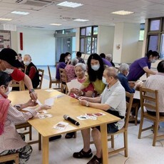 彰化榮家辦理「毛線纏出記憶樹」課程 失智長輩勾勒出聖誕節的氛圍