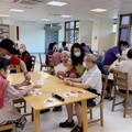彰化榮家辦理「毛線纏出記憶樹」課程 失智長輩勾勒出聖誕節的氛圍