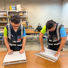 對摺再對摺 中捷維修人員用心摺出車廂清新空氣