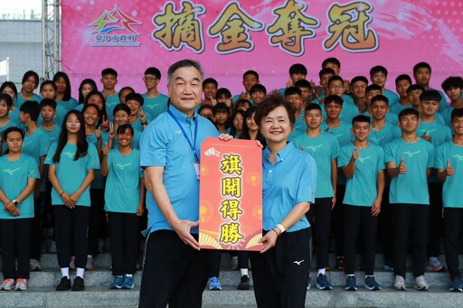 中市代表隊整裝出發參加114年全中運 黃副市長授旗:預祝摘金奪冠!