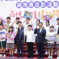 與5301模範生合影！ 盧市長「各俏皮Pose」全配合：你們是媽媽最好的禮物