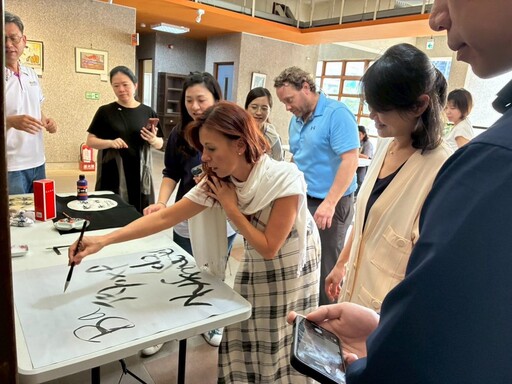 美國北達科他州教育廳長參訪桃園市青埔國小 聚焦國際教育與雙語教學成果