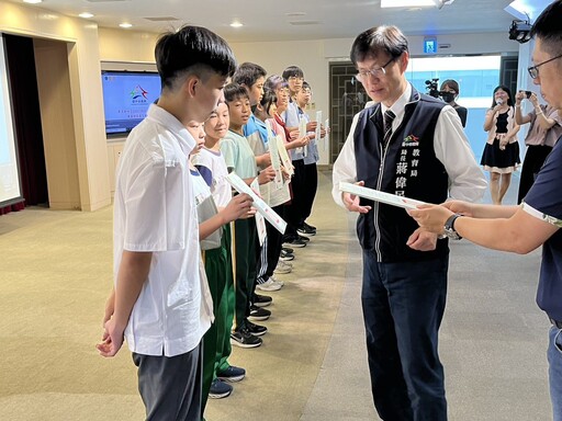 溪南國中師生勇奪FIRST機器人冠軍 中市教育局頒獎肯定科技教育實力