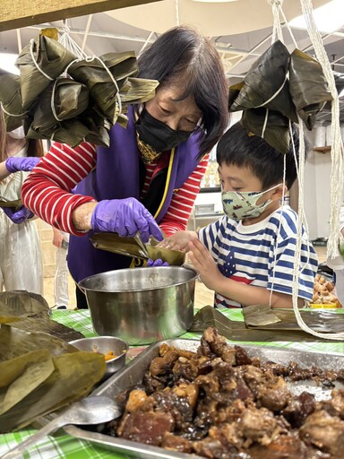 基隆老幼端午包肉粽趣 祖孫同樂粽飄香