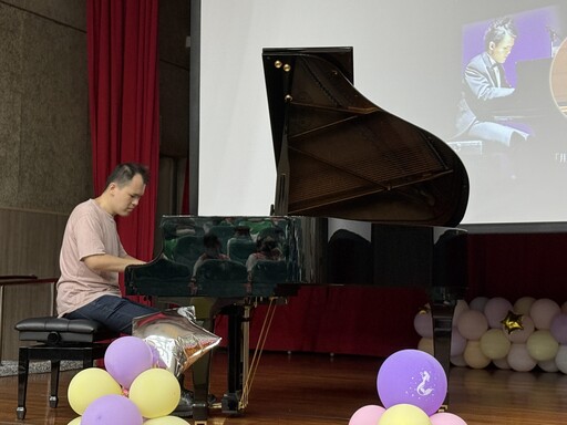 天才視障鋼琴家許哲誠感動演出 翻轉生命視角奏響基隆學子夢想的聲音