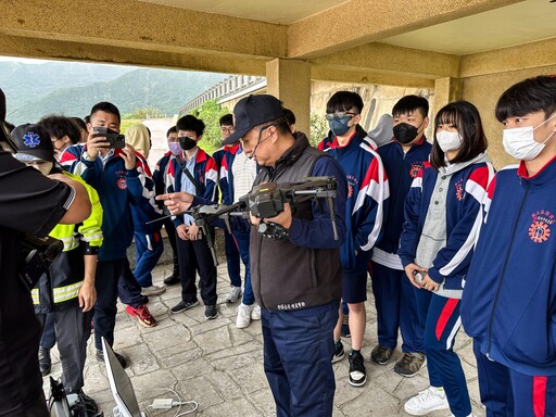 無人機也能拋救生圈!基隆商工參訪消防局體驗AI搜救任務