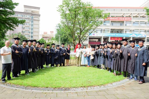 中原大學博雅碩專畢業生捐贈吉野櫻 祝福母校育才蒙福