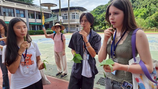 藍染、美食、闖關遊戲 基隆學生帶美國學伴體驗台灣文化