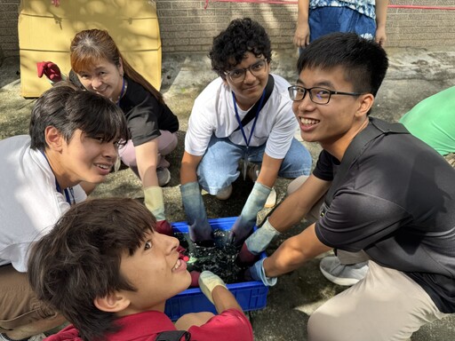 藍染、美食、闖關遊戲 基隆學生帶美國學伴體驗台灣文化