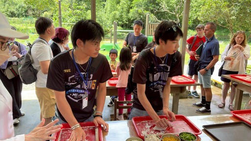 藍染、美食、闖關遊戲 基隆學生帶美國學伴體驗台灣文化