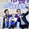 蔣萬安頒市長獎表揚畢業生 勉勵勇敢追夢、熱情無敵