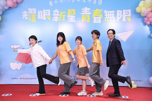 市長被公主抱!中市表揚8043位市長獎學生 盧市長配合擺「超俏皮Pose」最萌合影曝光
