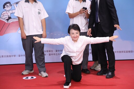 市長被公主抱!中市表揚8043位市長獎學生 盧市長配合擺「超俏皮Pose」最萌合影曝光