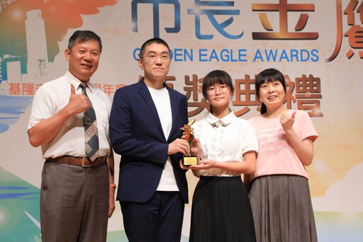 謝國樑頒發金鷹獎勉畢業生展翅高飛 肯定學子多元卓越表現