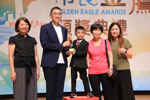 謝國樑頒發金鷹獎勉畢業生展翅高飛 肯定學子多元卓越表現