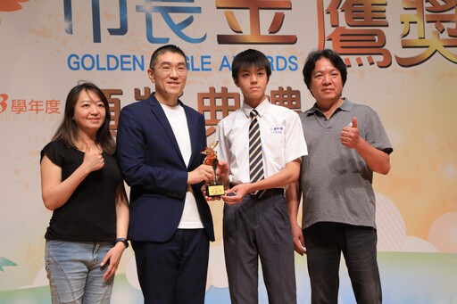 謝國樑頒發金鷹獎勉畢業生展翅高飛 肯定學子多元卓越表現