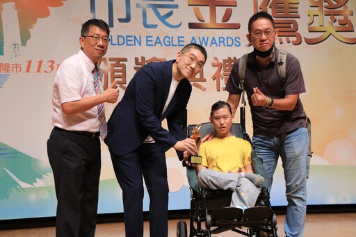 謝國樑頒發金鷹獎勉畢業生展翅高飛 肯定學子多元卓越表現
