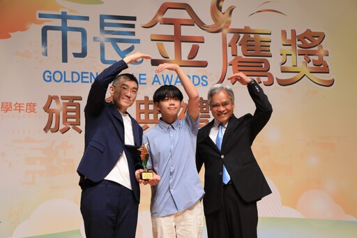 謝國樑頒發金鷹獎勉畢業生展翅高飛 肯定學子多元卓越表現