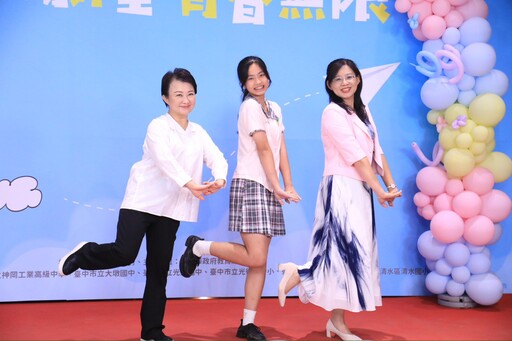 下腰姿勢也難不倒!中市今表揚逾2千名國中小市長獎得主 盧市長俏皮配合擺拍笑稱:放馬過來全力奉陪