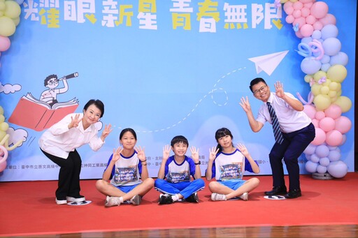 下腰姿勢也難不倒!中市今表揚逾2千名國中小市長獎得主 盧市長俏皮配合擺拍笑稱:放馬過來全力奉陪