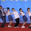 下腰姿勢也難不倒！中市今表揚逾2千名國中小市長獎得主 盧市長俏皮配合擺拍笑稱：放馬過來全力奉陪