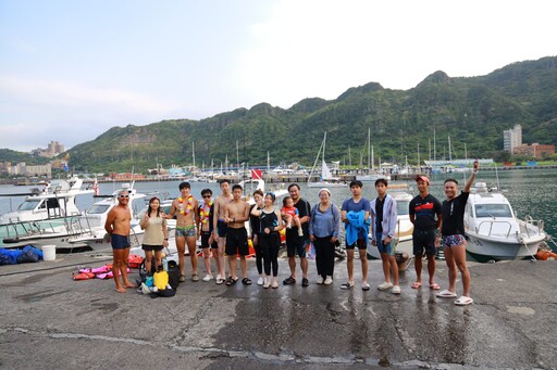 天母國中泳隊畢業生自辦海泳典禮 橫渡基隆嶼紀念青春